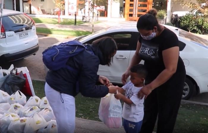 Tzu Chi volunteers distribute food aid to Venezuelans stranded in Chile