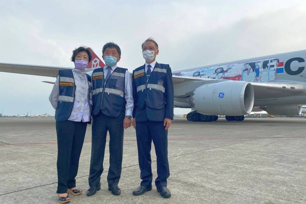 First Batch of BNT Vaccines Arrives in Taiwan