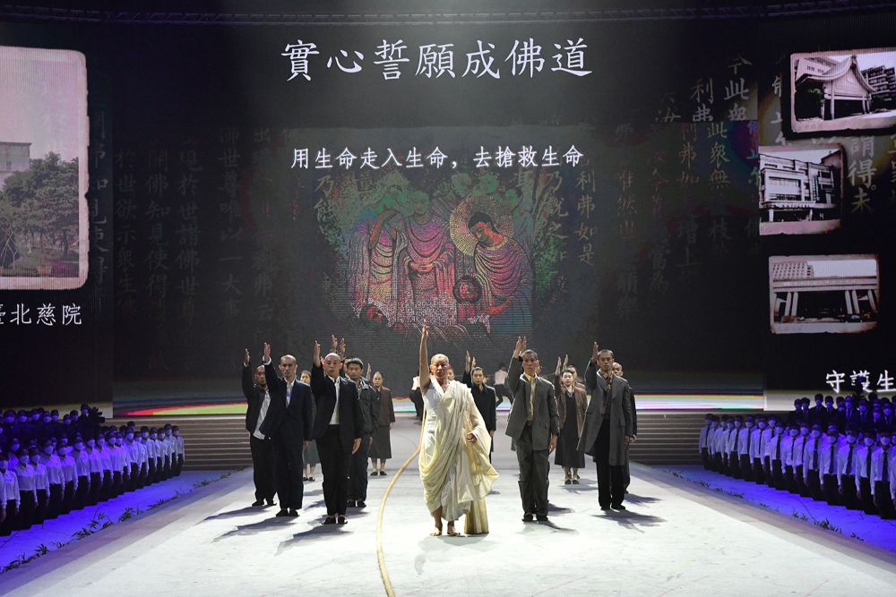 高雄巨蛋千人经藏演绎“静思法髓妙莲华”