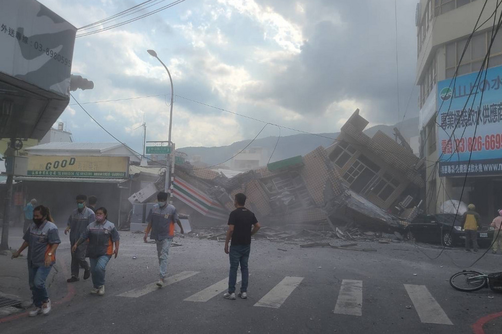 A three-story building in Yuli collapses due to the powerful tremors, sending forth an immense amount of dust. (Photo courtesy of Tzu Chi Foundation)