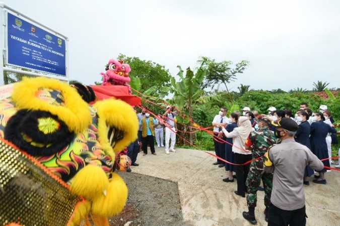 Volunteers pave a proper village road to ease the livelihood of residents in Simpak village