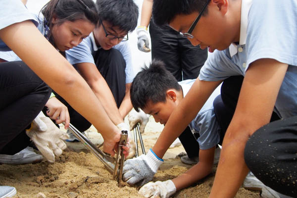 Tzu Chi Teenagers’ Class Cleans Up the Coast 
