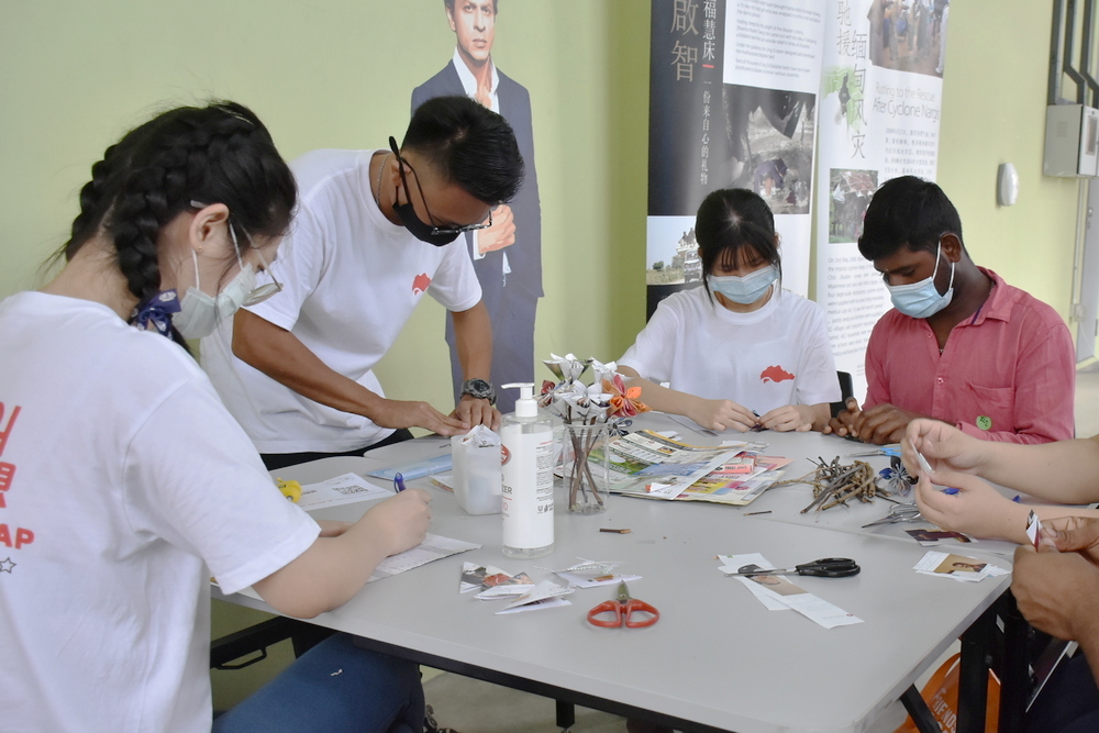 Other Tzu Ching youth volunteers helping out at the upcycling booth. (Photo by Li Fumin)