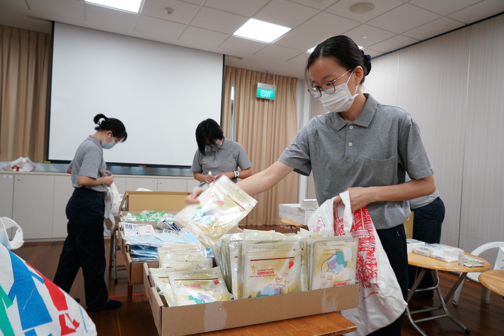 Tzu Chi Charity Development Manager Goh Leay Ying helping out with the packing. (Photo by Chan May Ching)