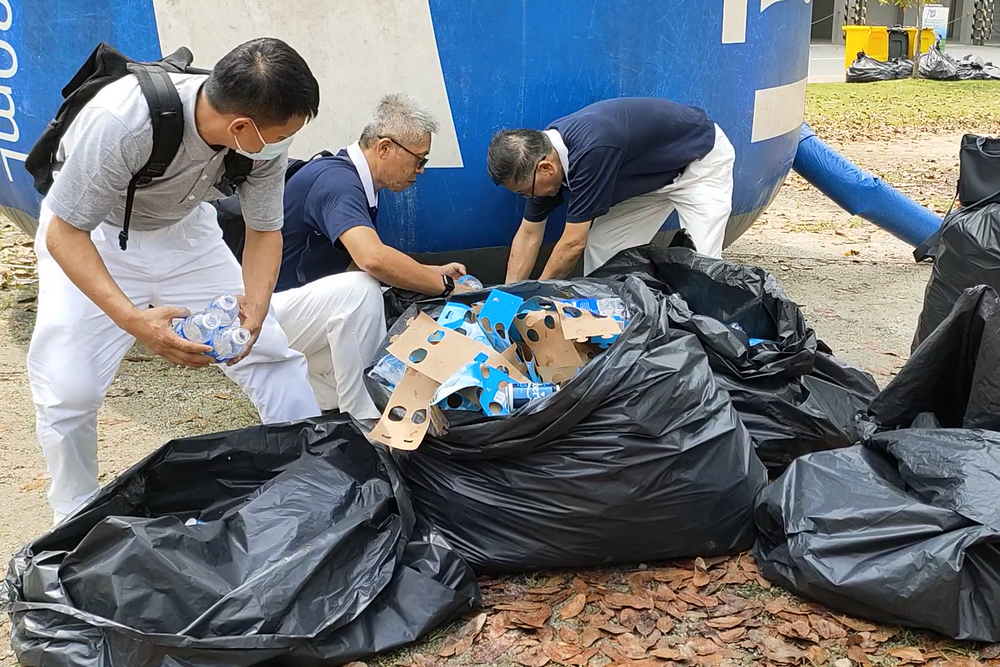 Volunteers helping to collect used plastic bottles on-site after the end of a marathon. (Screenshot by Pan Zaixiang)