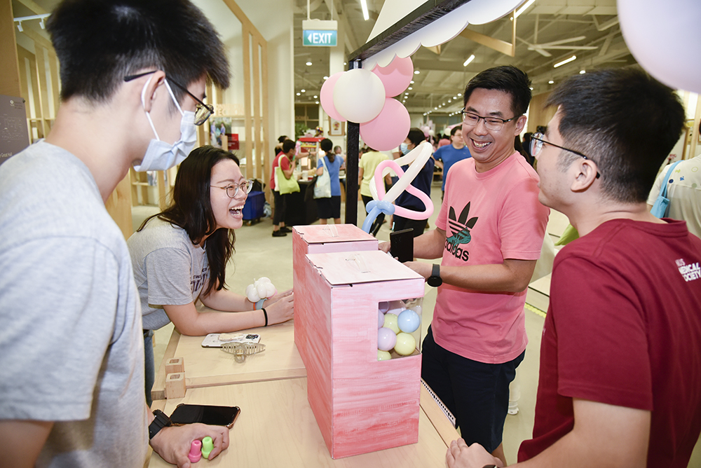 The carnival features diverse fringe activities with multiple interactive game booths that attracted hundreds of people to participate. (Photo by Goh Shoo Weng)
