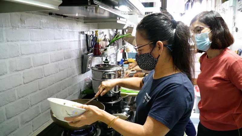 Volunteers host friends and neighbours at home for vegetarian cooking session  